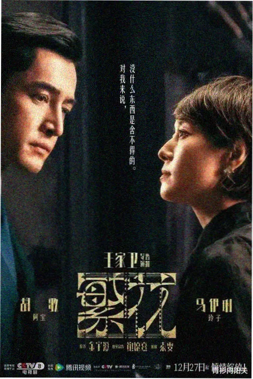 晚辈向长辈致意并交谈的场景